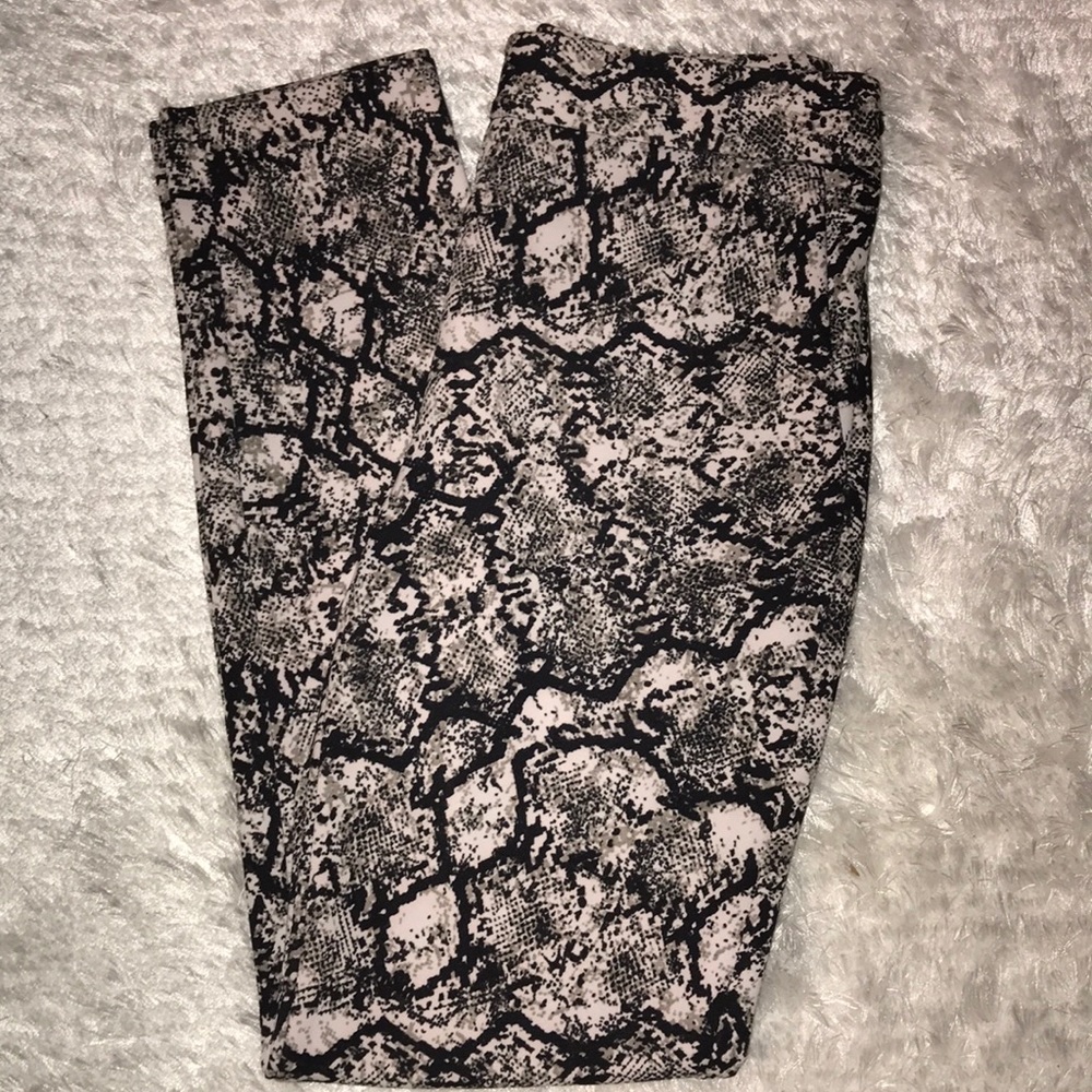 Express Fitted Snakeskin Pant💓